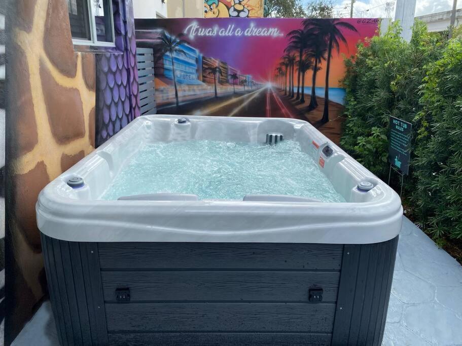 Cozy & Colorful Miami Art Canvas W/Hottub & Murals Extérieur photo