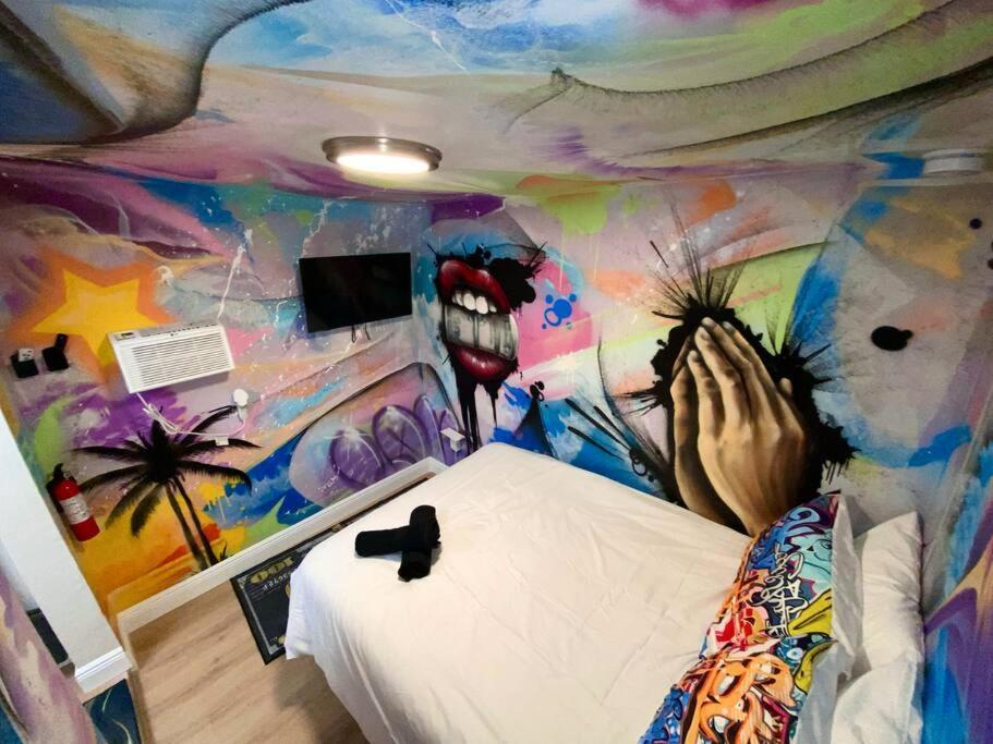 Cozy & Colorful Miami Art Canvas W/Hottub & Murals Extérieur photo