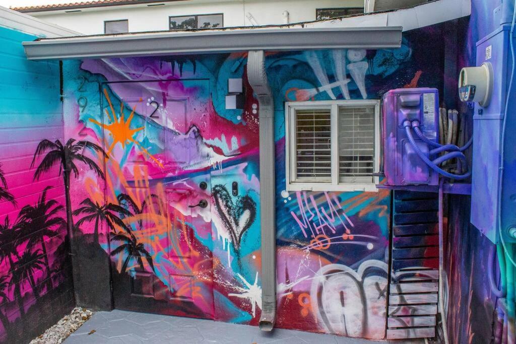 Cozy & Colorful Miami Art Canvas W/Hottub & Murals Extérieur photo